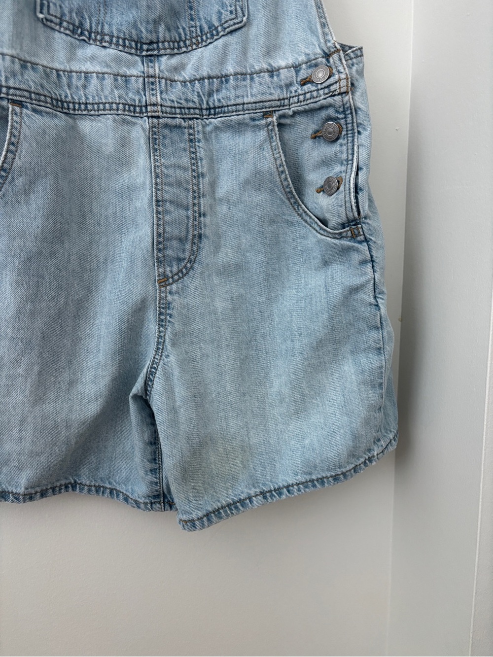 Levi’s Light Wash Denim Shortalls - Picture 4 of 4